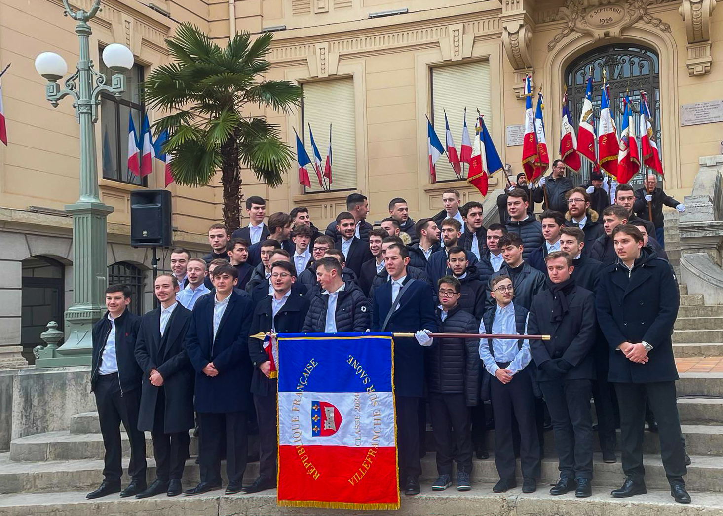 Les 20 ans lors de la remise du drapeau devant l'Hôtel de Ville. Crédit photo : Service Communication de la Ville