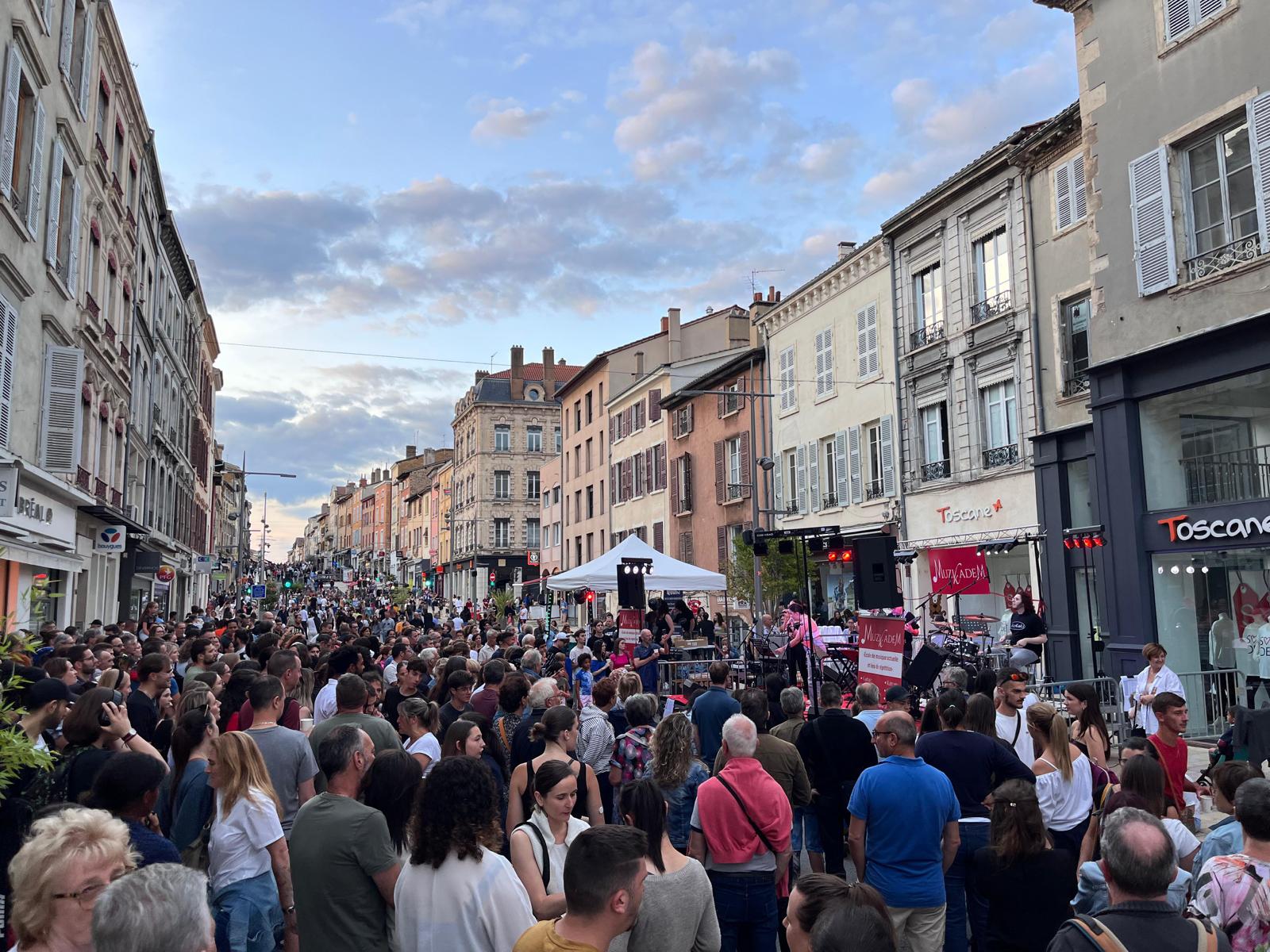 Photo de la Nuit de l'été, organisé par l'Office Culturel de Villefranche, une foule est présente rue Nationale pour écouter les groupes de musiques