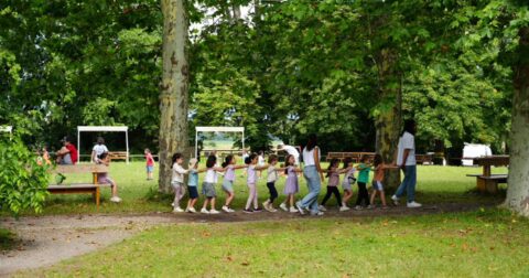 Enfants qui s'amusent au centre de loisirs du bordelan