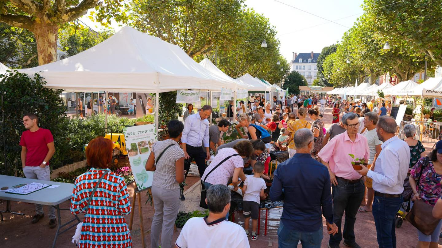 Photo montrant des gens se promenant dans les allés pendant la fête de l'environnement