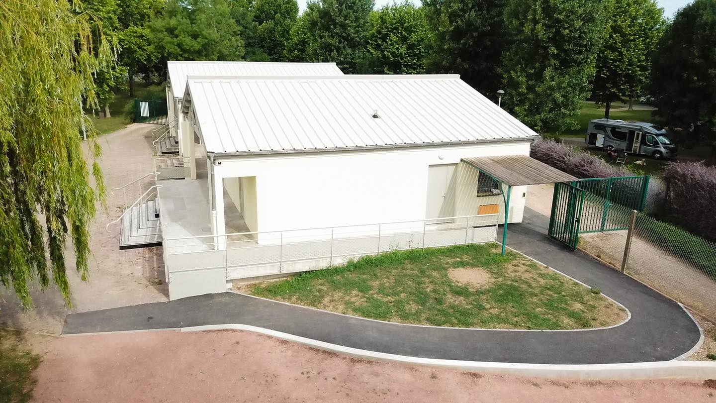 Chemin d'accès à la structure où se trouvent les vestiaires, les sanitaires et le snack-bar