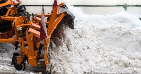 Photo d'illustration avec une déneigeuse qui ramasse de la neige.