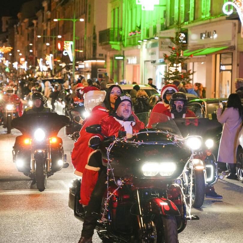 Père-Noël à moto lors du défilé de la Rue Nationale