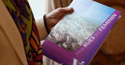 Livret "nos rues au féminin" consulté par l'élue, déléguée à la citoyenneté