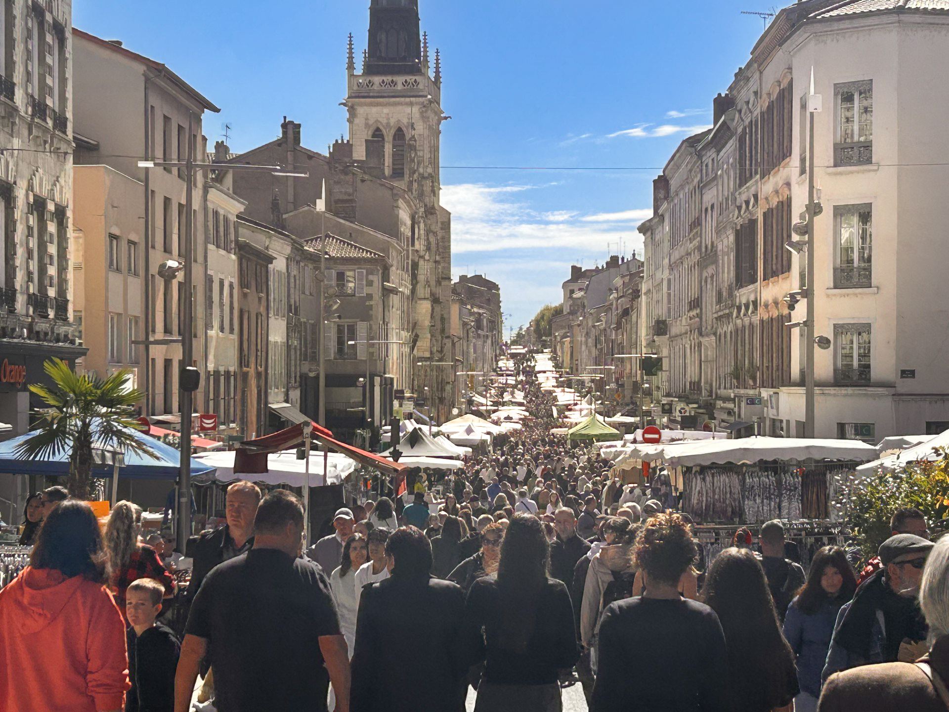 Lors de la Braderie en septembre de chaque année, la rue Nationale est piétonnisée et accueillent des milliers de personnes