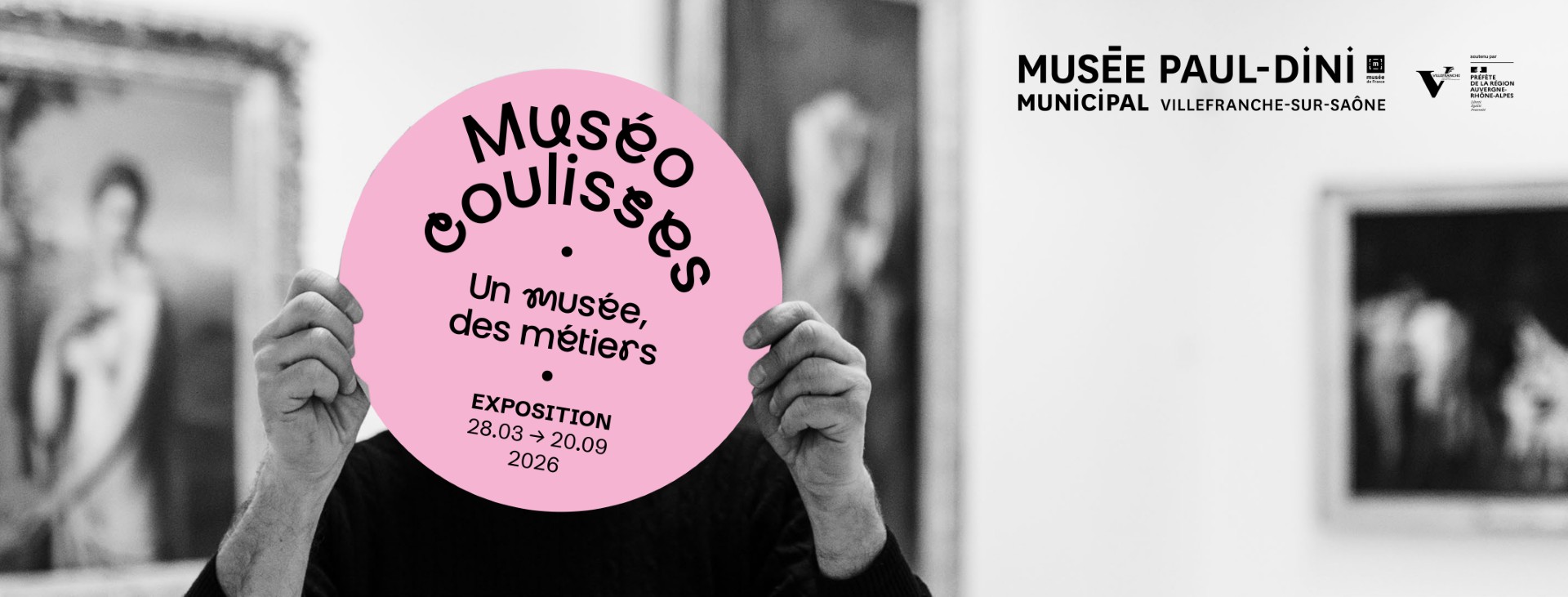 Bannière décorative reprenant l'affiche de la nouvelle exposition Muséocoulisses, un musée, des métiers. Exposition du 28 mars au 20 septembre 2026