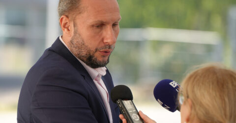 Thomas Ravier, maire de Villefranche interviewé par la presse