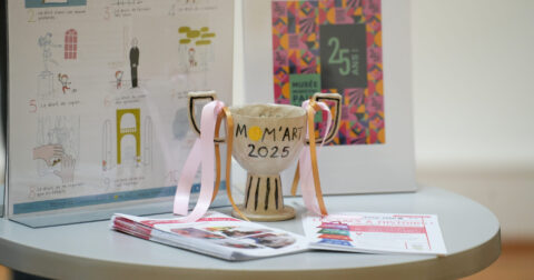 Trophée avec des rubans, entouré par des flyers