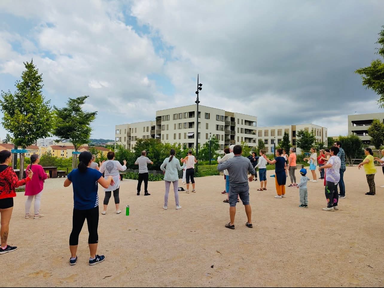 cours de Qi Gong dans un parc
