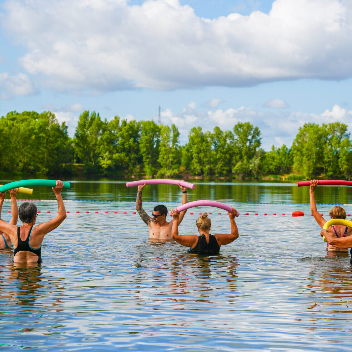 Cours d'aquagym dispensé par un maitre nageurs au Plan d'eau