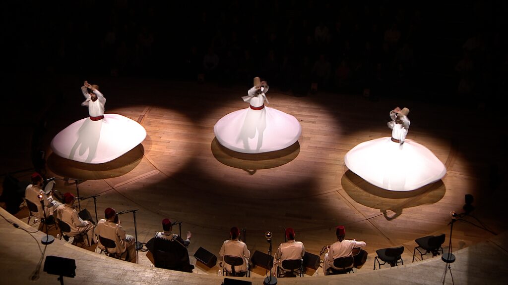 Photo représentant un concert créatif alliant chant et danse