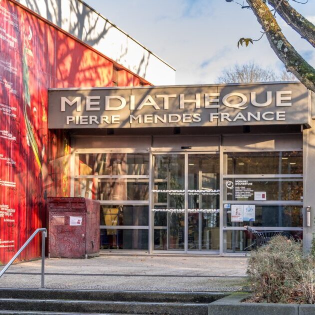 Photo de la façade de la Médiathèque Pierre Mendès France.