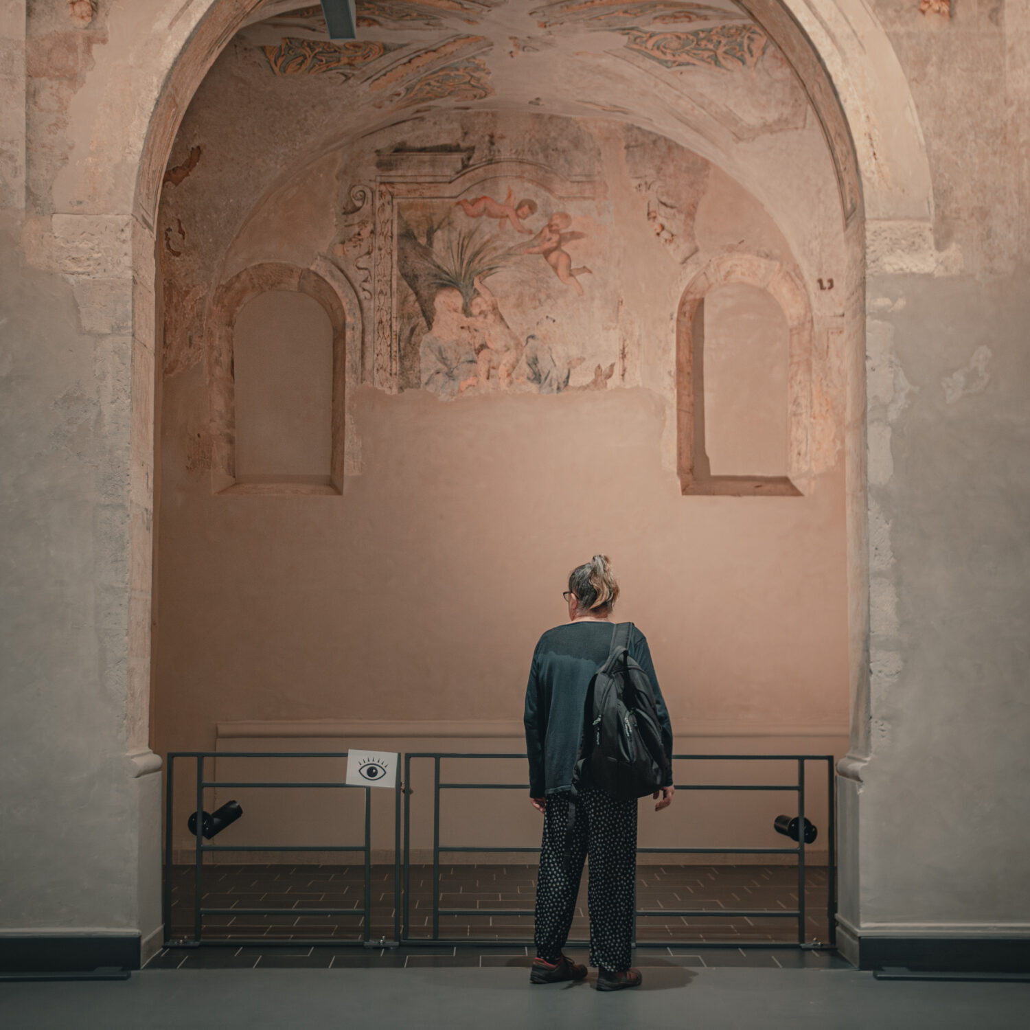 Photo d'une visiteuse de la Bourse du Travail lors des Journées Européennes du Patrimoine