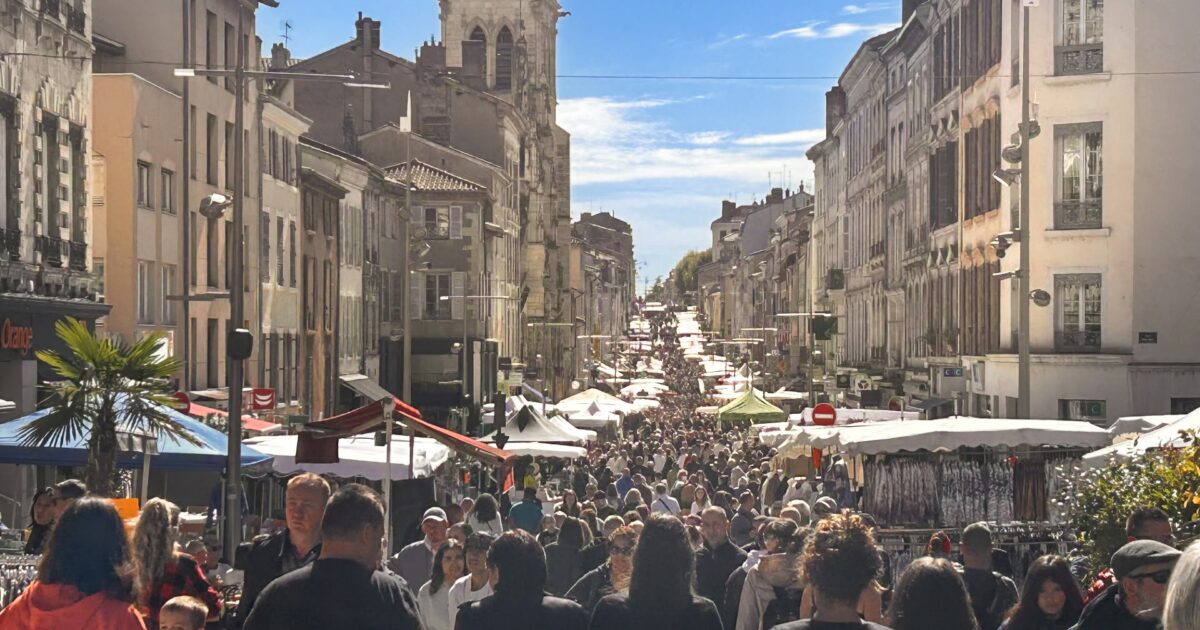 Photo illustrant la rue Nationale lors de la braderie, rue piétonne avec des piétons et des forains